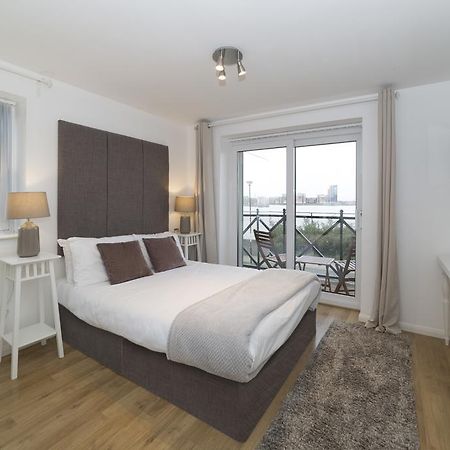 Quiet Riverside Apartment Londen Buitenkant foto
