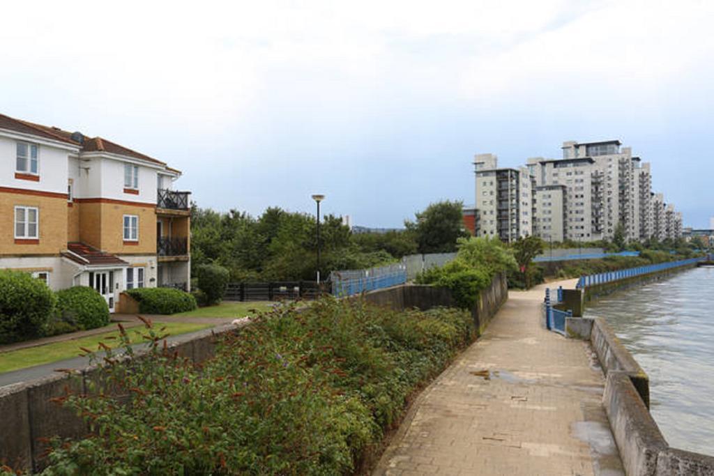 Quiet Riverside Apartment Londen Kamer foto