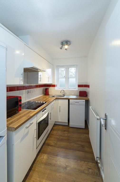 Quiet Riverside Apartment Londen Buitenkant foto
