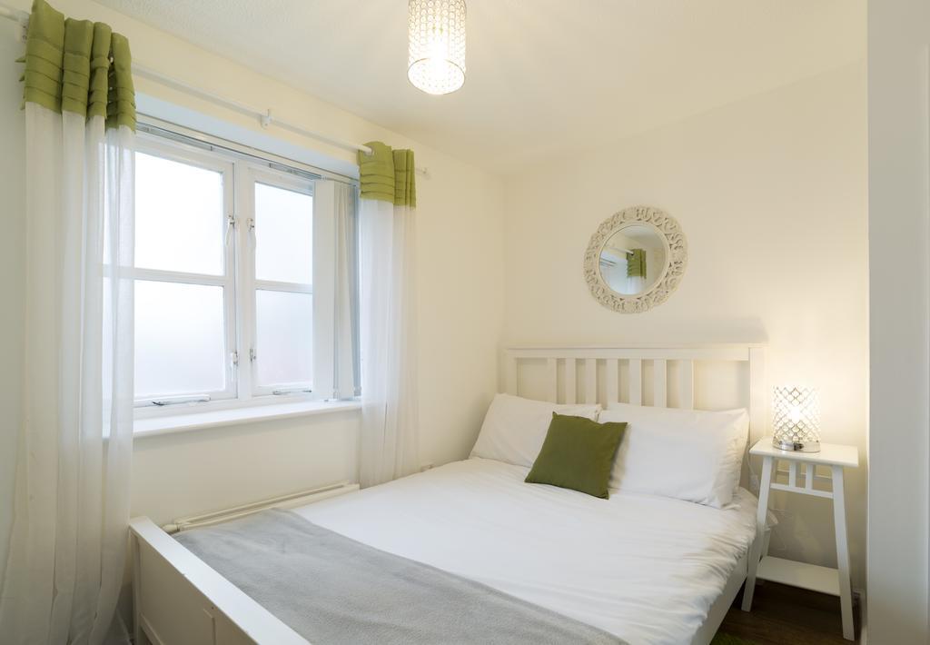 Quiet Riverside Apartment Londen Buitenkant foto