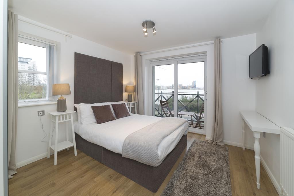 Quiet Riverside Apartment Londen Buitenkant foto