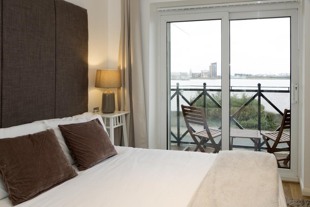 Quiet Riverside Apartment Londen Buitenkant foto