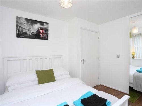 Quiet Riverside Apartment Londen Buitenkant foto
