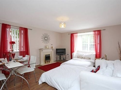Quiet Riverside Apartment Londen Buitenkant foto